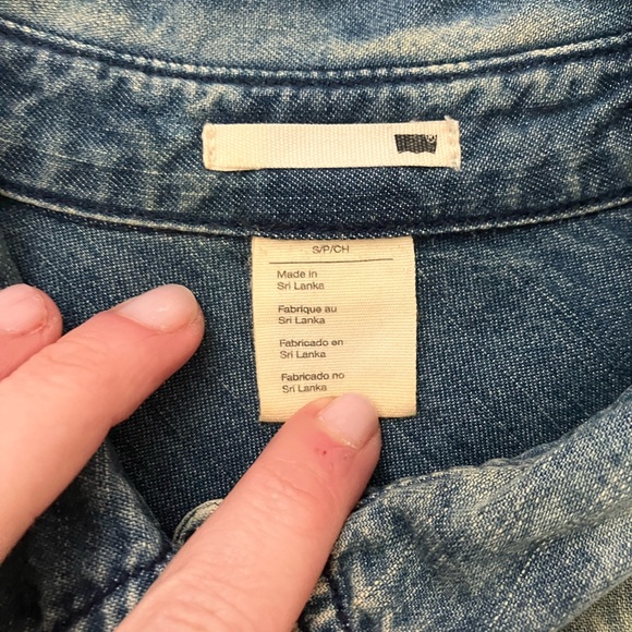 Acid washed button down denim shirt (long), Levi’s, sz small - Picture 4 of 4